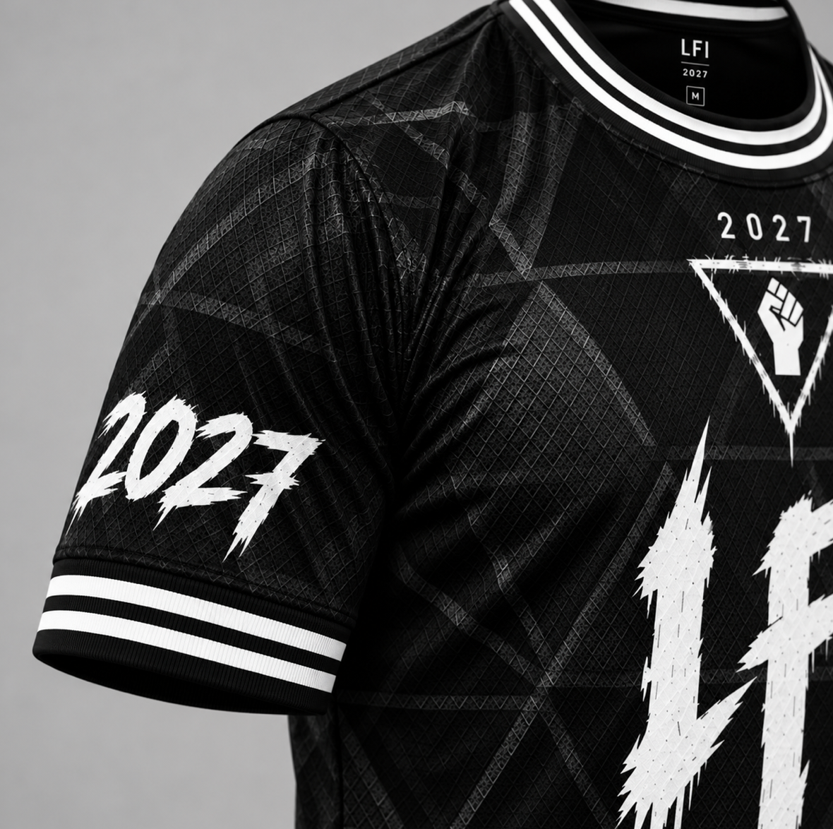 Détail de la manche du maillot LFI 2027, flocage « 2027 »