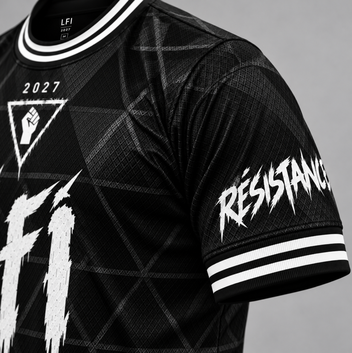 Détail de la manche du maillot LFI 2027, flocage « RÉSISTANCE »